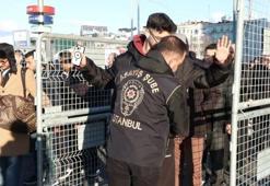 Taksim’de yeni yıl yoğunluğu: Polis ekiplerinden sıkı denetim
