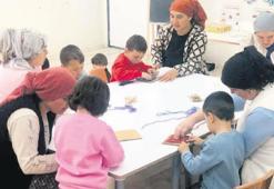 Sarıgöl’de çocuklar kilim dokudu
