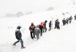 Üç çoban ve yüzlerce küçükbaş çığ altında kaldı: Çığ faciasında zorlu mücadele