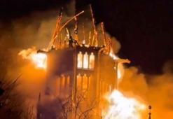 Yeni yıl kutlamaları faciaya dönüştü! 154 yıllık tarihi kilise alev alev yandı