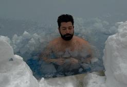 Bolu’da eksi 10’u umursamadı, buz gibi havuza girdi