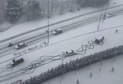Eyüpsultan'da kar yağışı; araçlar yolda kaldı