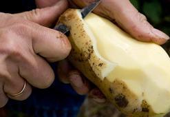 Yıllardır çöpe atıyoruz! Patates kabuklarının faydalarını duyunca artık atmayacaksınız...