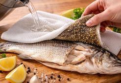 Balık temizleme eziyeti bitiyor! Bu tek hamle deriyi tek parçada ayırıyor