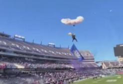 ABD'deki Amerikan futbolu maçı öncesinde bir paraşütçü tribüne çakıldı