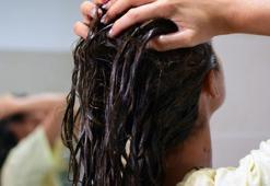 2 malzeme, 10 dakika! Evde yapılan bu maske saçları ipek gibi yapıyor