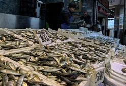 Trabzon'da balıkçı tezgahlarında hamsi ve istavrit ilgi görüyor
