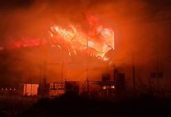 Antalya'da soğuk hava deposunda yangın! Dumanlar çevreyi kapladı