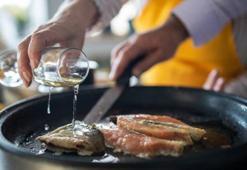 Balık pişti, koku kaldı derdine son! Evdeki balık kokusu böyle yok oluyor