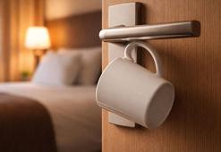 Otel odasının kapısına asıyorlar! Güvenlik açığına ket vuran yöntem: Tek kupa yeterli