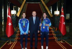 Cumhurbaşkanı Erdoğan, milli tekvandocu Sude Yaren ve Sıla Irmak Uzunçavdar'ı kabul etti