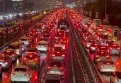 İstanbul'da trafik resmen kilitlendi! Yoğunluk yüzde 81'e çıktı