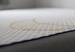 Yataklardaki sarı lekelerin en etkili ilacı! Bu karışımla tertemiz olacak