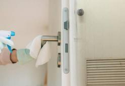 Sararmış ve eskimiş kapılar bembeyaz oluyor! 4 malzemeyle lekeleri söküp atın