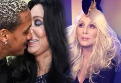 Ünlü şarkıcı Cher'den mutluluğun formülü! '40 yaş küçük sevgili geldi'