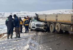Sivas'ta üç aracın karıştığı trafik kazası: 1 kişi öldü, 2 kişi yaralandı