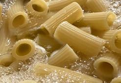 Makarnada lezzet hatası! Yağ yanlış zamanda eklenince sos tutmuyor