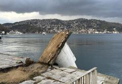 İstanbul'da şiddetli fırtına! Deniz fenerleri TIR'lar devrildi