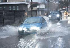 İzmir’i sağanak vurdu hayat durdu