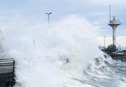 Megakenti lodos vurdu! Dalga boyu 5 metreye ulaştı