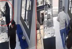 Silahla soymaya geldiği kuyumcu azarlayınca kaçtı