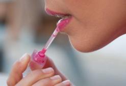 Piyasadakileri unutturan ev yapımı lip gloss! Dudakları ışıl ışıl yapıyor