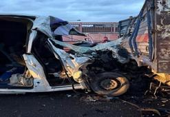 Kocaeli'de feci kaza! Servis minibüsü kamyona çarptı: 1 ölü