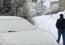 Evler kara gömüldü, ulaşım sağlanamıyor! Kar kalınlığı 1,5 metreyi geçti