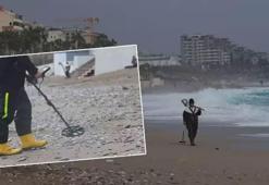 Antalya'da altın avı! Dev dalgaların vurduğu sahilde dedektörle altın avına çıktılar