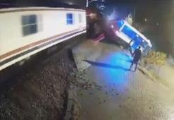 Yer: Kırıkkale! Tren, hemzemin geçitte minibüse çarptı