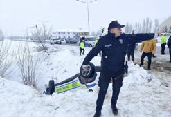 Erzincan'da polis aracı devrildi: 2 memur yaralandı