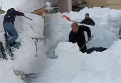 2 gün durmadan yağdı, ilçede hayat durdu: Evler, sokaklar ve arabalar kara gömüldü