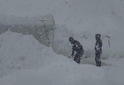 Kar kalınlığı yükseklerde 2 metreyi aştı! Yüzlerce köy yolu ulaşıma kapandı