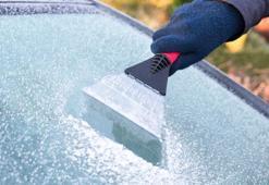 Buz tutan camın tek koruyucusuymuş! Battaniyeye gerek yok, araba camına serin