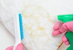 Baza altında sararan yastıkları bembeyaz yapan yöntem! Deterjanla karıştırıp yıkayın