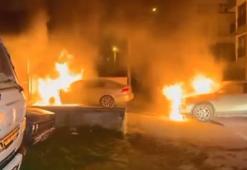 Park halindeki otomobil alev aldı! İki araç kullanılamaz hale geldi