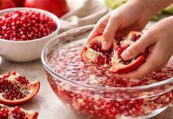 Nar tanelerini anında birbirinden ayırıyor! Ayıklarken temizleyen taktik