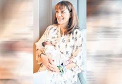 Oğlunu kucağına aldı