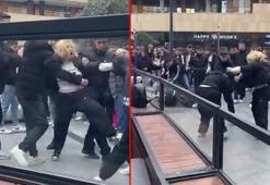 AVM’de kızlar arasında saç saça kavga! Maltepe’de o anlar kamerada