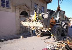 Mahalleliyi şoke eden olay! Evden tam 168 ton çöp çıktı