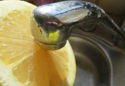 Musluk kirecinin kökü böyle kazınıyormuş! 5 dakikada cam gibi oluyor