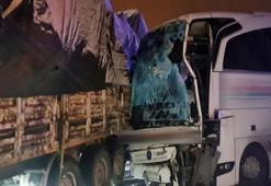 Bingöl’de feci kaza! Yolcu otobüsü kayarak TIR'a çarptı