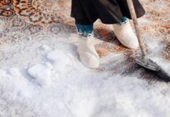 Karla halı temizliği böyle yapılıyormuş! En temiz hali için dışarıda bekletin