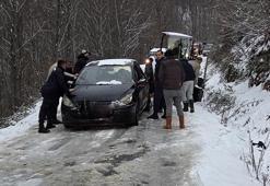 Yalova'da kar nedeniyle 10 araçta 35 kişi yolda mahsur kaldı