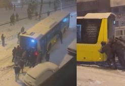 Esenler'de kar nedeniyle yokuşu çıkamayan İETT otobüsünü çevredekilerin itmesi kamerada
