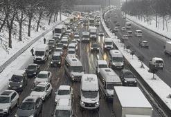 İstanbul'da kar yağışı etkisini artırıyor! Dışarı çıkacaklar dikkat: Trafik felç
