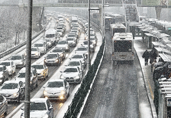 İstanbul'da kar yağışı hayatı felç etti! Valilik ve AKOM'dan yeni uyarı