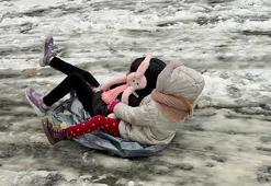 İstanbul'da kar yağışıyla sokak buz pistine döndü