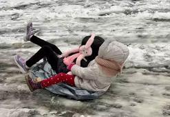 İstanbul'da kar yağışıyla sokak buz pistine döndü