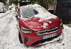 Çatıdan kopan kar kütlesi otomobili ezdi: Büyük hasar kamerada